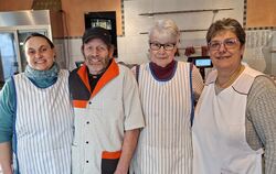 Noch hat die Metzgerei Fritz an vier Tagen pro Woche offen. Im Bild Inhaber Rolf Fritz mit seiner Frau Isolde (Zweite von rechts