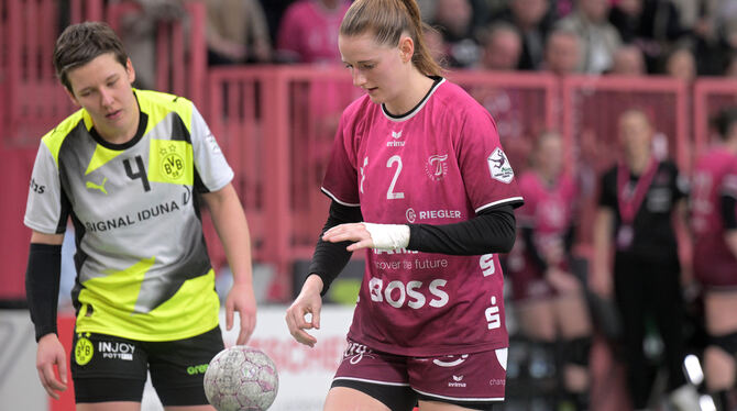 Selina Lindemann (rechts) gehört bei der TuS zu den erfahrenen Spielerinnen, von denen Trainerin Miriam Hirsch erwartet, dass si