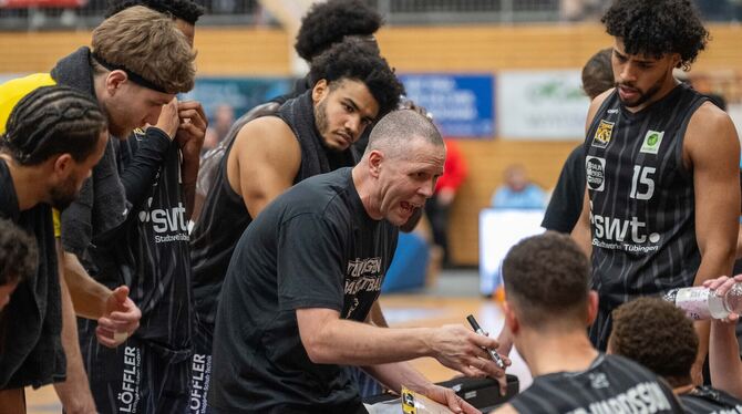 Erhält Rückendeckung von den Tigers-Verantwortlichen: Headcoach Henrik Sonko (Mitte).