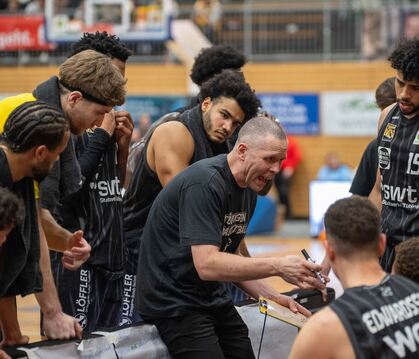 Erhält Rückendeckung von den Tigers-Verantwortlichen: Headcoach Henrik Sonko (Mitte).