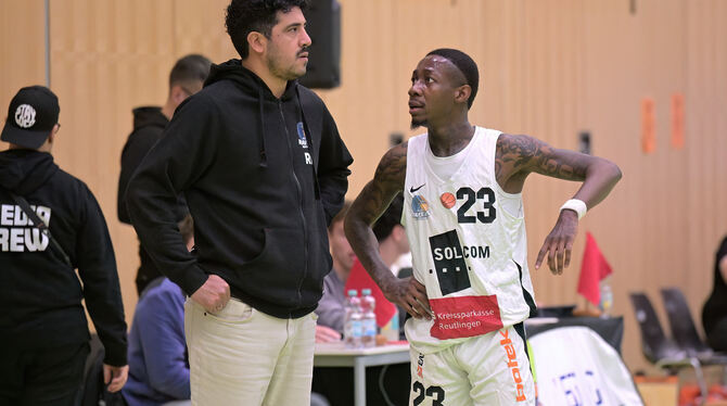 John Saigge (rechts) und Headcoach Rodrigo Reynoso stehen mit den Ravens gegen die Talentschmiede Ehingen/Urspringschule vor ein