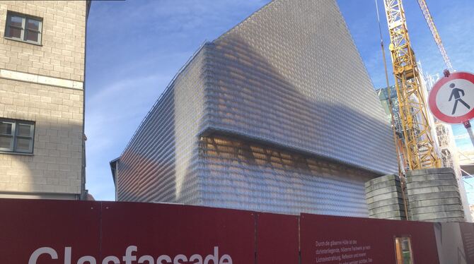 Glashaus, Oberamteistraße, Reutlingen Noch stehen der Baukran und der Bauzaun, aber schon bald wird das sogenannte Glashaus in der Reutlinger Oberamteistraße eröffnet