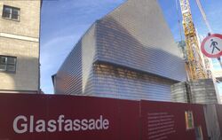 Noch stehen der Baukran und der Bauzaun, aber schon bald wird das sogenannte Glashaus in der Reutlinger Oberamteistraße eröffnet