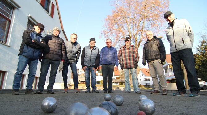 Boule-Gruppe Die Gruppe der Boule-Spieler beim Wannweiler Rathaus.