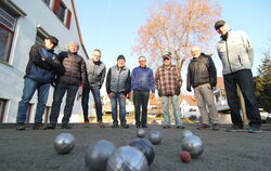 Die Gruppe der Boule-Spieler beim Wannweiler Rathaus.