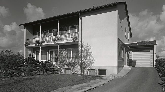 Oktober 1958 - Wohnhaus mit Balkon, vermutlich erbaut von Architekt Haid: Wo wurde dieses Foto aufgenommen?