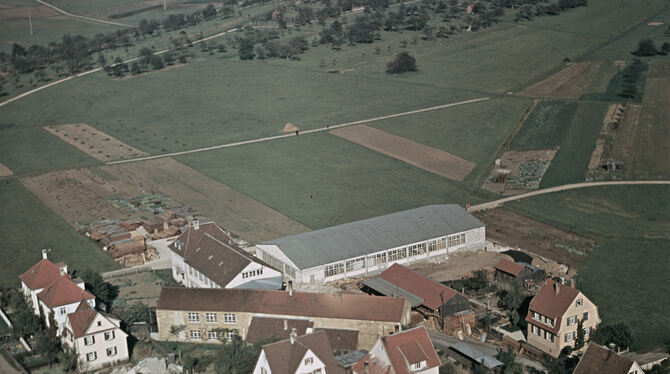 Um 1960 - Ortsansicht mit Fabrikhalle: Wo ist diese Luftaufnahme entstanden?