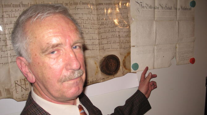 Peter Maier Der Ortshistoriker Peter Maier weiß alles über die Geschichte Kirchentellinsfurts. Hier ist er mit Schenkungsurkunde und Mühlbri