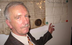 Der Ortshistoriker Peter Maier weiß alles über die Geschichte Kirchentellinsfurts. Hier ist er mit Schenkungsurkunde und Mühlbri