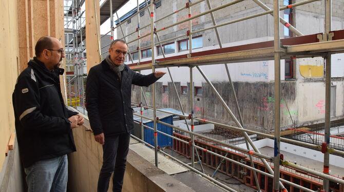 Salvatore Balestre vom Kirchentellinsfurter Bauhof und Bürgermeister Bernd Haug im November auf der Baustelle am Feuerwehrhaus.