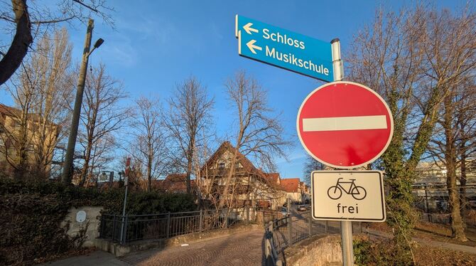 Die Schlossbrücke in Pfullingen darf nicht mehr befahren werden. Einfahrtsverbotsschilder zeigen es auf beiden Seiten an.