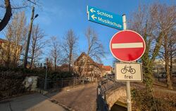 Die Schlossbrücke in Pfullingen darf nicht mehr befahren werden. Einfahrtsverbotsschilder zeigen es auf beiden Seiten an.