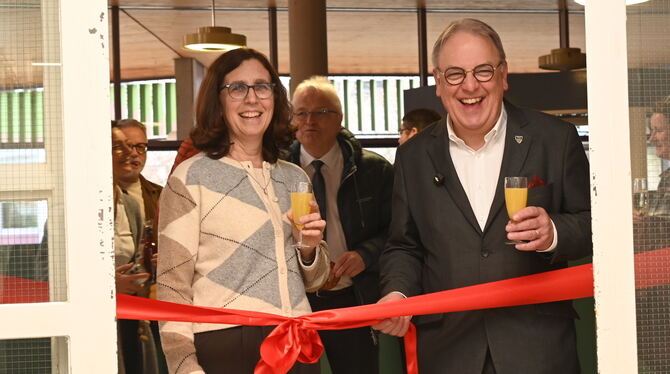 Biologie-Trakt Isolde-Kurz-Gymnasium Gemeinsam freuen sich Schulleiterin Gabriele Häfele und OB Thomas Keck über die Eröffnung des frisch sanierten Biologie-Traktes