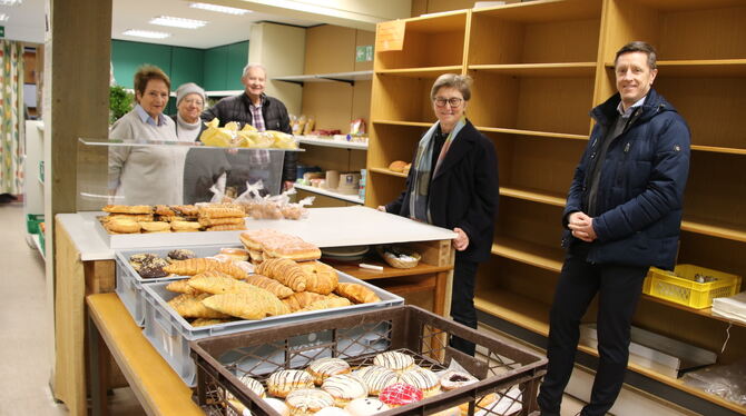 Bad Urach Tafelladen Sind auf der Suche nach neuen Räumlichkeiten für den Tafelladen und die Kleiderstunde: Die ehrenamtlich Mitarbeitende Hildegund