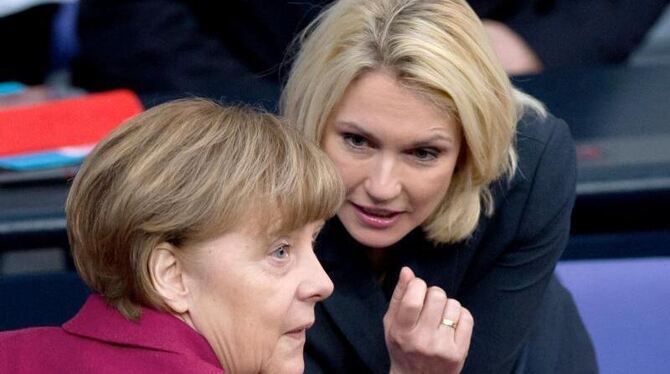 Frauen in Führungspositionen: Angela Merkel und die Ministerin Manuela Schwesig nach der Abstimmung im Bundestag. Foto: Soere