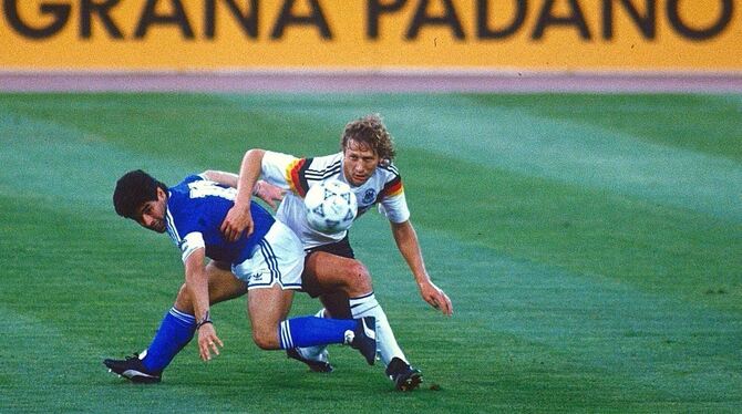 Argentiniens Superstar Diego Maradona (links) gegen Guido »Diego« Buchwald. Im WM-Finale 1990 ging das Duell an den Walddorfhäsl