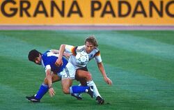 Argentiniens Superstar Diego Maradona (links) gegen Guido »Diego« Buchwald. Im WM-Finale 1990 ging das Duell an den Walddorfhäsl