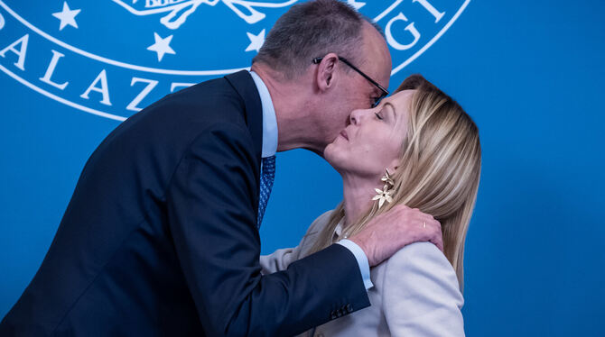 Bundeskanzler Friedrich Merz (CDU) verabschiedet sich von Giorgia Meloni, Ministerpräsidentin von Italien, bei den Deutsch-itali