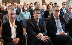 Andreas Holzwarth, Präsident des Landgerichts Tübingen (von rechts), mit dem ehemaligen Direktor des Amtsgerichts Münsingen Joac