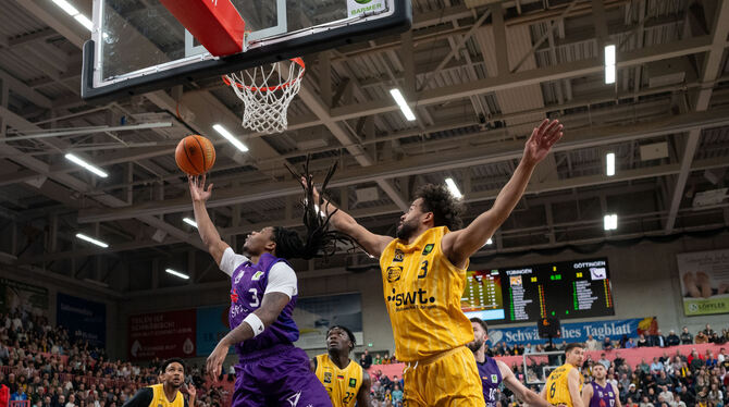 War von den Tigers nicht zu stoppen: Göttingen-Aufbauspieler Jordan Sears (links). Rechts: Tübingens Miles Tention.