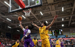 War von den Tigers nicht zu stoppen: Göttingen-Aufbauspieler Jordan Sears (links). Rechts: Tübingens Miles Tention.