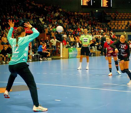 Die Ex-Metzingerin Silje Brons Petersen (rechts) - hier im Siebenmeter-Duell mit Marie Weiss - verhindert kurz vor Schluss mit i
