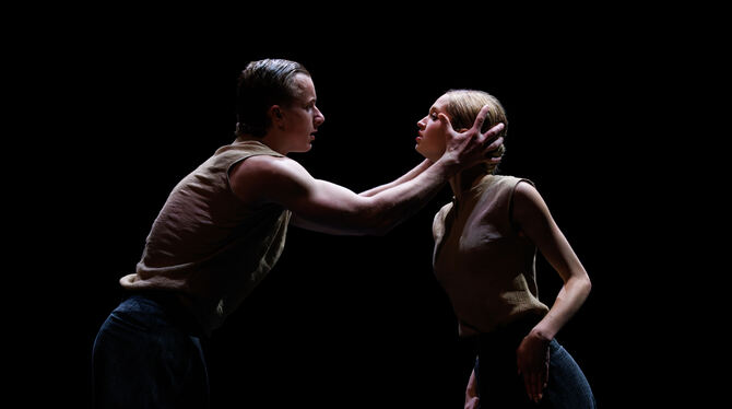 Tanz Gauthier Dance Marco Goecke Halt die Zeit fest - »Furia (For Gudrun)« von Marco Goecke, hier mit Atticus Dobbie und Mathilde Roberge bei den Gauthier Dance