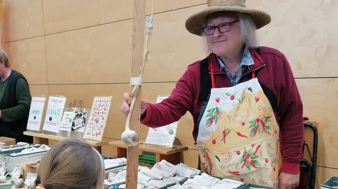 Saatgutbörse Gönningen 2026 Das freut auch die Nachwuchsgärtnerinnen: leckerer Knoblauch.