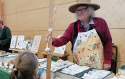 Das freut auch die Nachwuchsgärtnerinnen: leckerer Knoblauch.