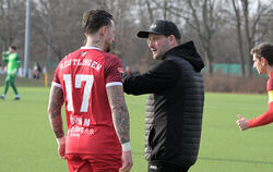 Trainer Thomas Herbst (rechts) muss seinen SSV-Spielern am Samstagnachmittag viel erklären. Hier bekommt Führungsspieler Moritz