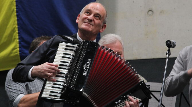 Verabschiedung Bürgermeister Uwe Morgenstern Sonnenbühl Den letzten Ton von Bürgermeister Uwe Morgenstern hören die Gäste nicht gesprochen, sondern am Akkordeon mit seiner Band Lads go
