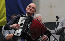 Den letzten Ton von Bürgermeister Uwe Morgenstern hören die Gäste nicht gesprochen, sondern am Akkordeon mit seiner Band Lads go