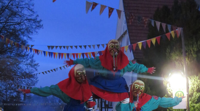 Die Melchinger Burghexen führen den Dämmerungsumzug an. FOTO: BARTH Die Melchinger Burghexen führen den Dämmerungsumzug an. FOTO: BARTH