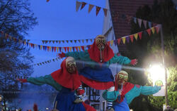 Die Melchinger Burghexen führen den Dämmerungsumzug an.  FOTO: BARTH