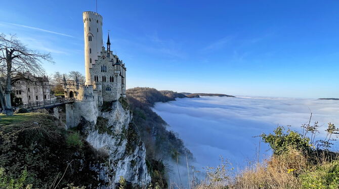 Auch Schloss Lichtenstein liegt am Schwäbische-Alb-Radweg, der jetzt vom ADFC ausgezeichnet worden ist.  FOTO: MEYER