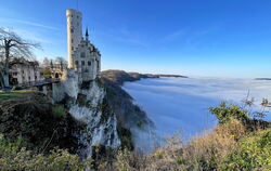Auch Schloss Lichtenstein liegt am Schwäbische-Alb-Radweg, der jetzt vom ADFC ausgezeichnet worden ist.  FOTO: MEYER