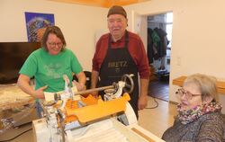 Der Nudelteig für die Maultaschen nach Kolpings- familienrezept wird selbst hergestellt und mehrfach gewalzt. FOTO: SANDER