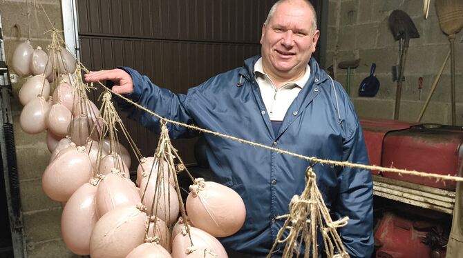 In Jürgen Otts Garage hängen 80 Saublodern an der Leine. Er hat sie nach einer speziellen Mathode präpariert. FOTO: STRAUB In Jürgen Otts Garage hängen 80 Saublodern an der Leine. Er hat sie nach einer speziellen Mathode präpariert. FOTO: STRAUB