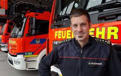 »Personell und technisch gut aufgestellt«: Metzingens neuer Feuerwehrkommandant Steffen Mack in der Fahrzeughalle
