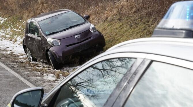Das auf der Seite liegende Fahrzeug wurde inzwischen wieder aufgerichtet.