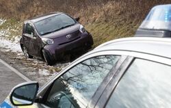 Das auf der Seite liegende Fahrzeug wurde inzwischen wieder aufgerichtet.