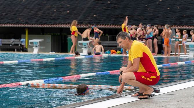 Die DLRG-Ortsgruppe trainiert im Sommer im Pfullinger Schönbergbad.