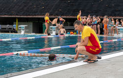 Die DLRG-Ortsgruppe trainiert im Sommer im Pfullinger Schönbergbad.