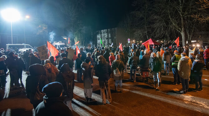 Etwa 200 Menschen protestierten gegen die AfD-Veranstaltung in Betzingen. Ein Teil der Gruppe musste 50 Meter Abstand zum Gebäud