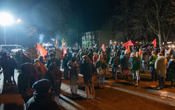 Etwa 200 Menschen protestierten gegen die AfD-Veranstaltung in Betzingen. Ein Teil der Gruppe musste 50 Meter Abstand zum Gebäud
