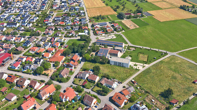 Die Gustav-Werner-Gemeinschaftsschule liegt am Ortsrand von Walddorf (Mitte rechts). Früher gab es dort Bürgersolaranlagen, die
