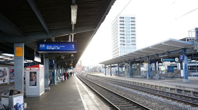 Nach einem gründlichen Frühjahrsputz sollen die Bahnsteige am Reutlinger Bahnhof wieder glänzen.  FOTO: PIETH