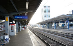 Nach einem gründlichen Frühjahrsputz sollen die Bahnsteige am Reutlinger Bahnhof wieder glänzen.  FOTO: PIETH