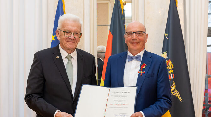 Reinhold Eisenhut (rechts) bei der Überreichung des Bundesverdienstkreuzes durch Ministerpräsident Winfried Kretschmann.