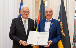 Reinhold Eisenhut (rechts) bei der Überreichung des Bundesverdienstkreuzes durch Ministerpräsident Winfried Kretschmann.